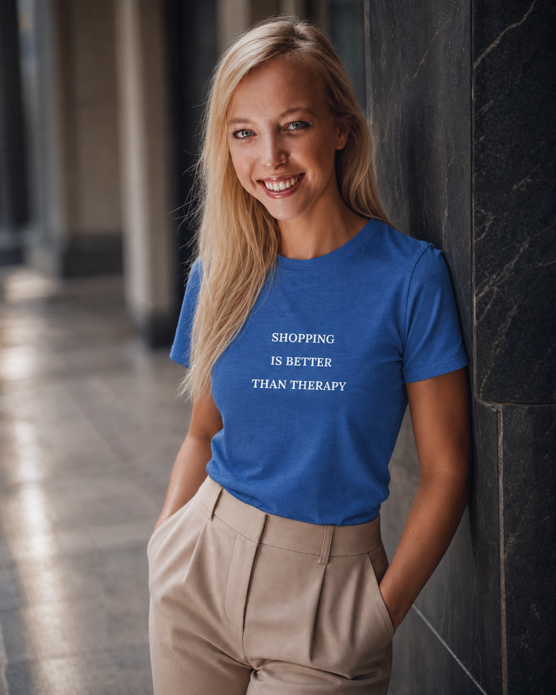 Model met Jovida T-shirt gemeleerd blauw #heather-true-royal #gemêleerd-blauw
