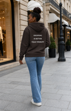 Model met Jovida hoodie donkerbruin #dark-chocolate #donkerbruin