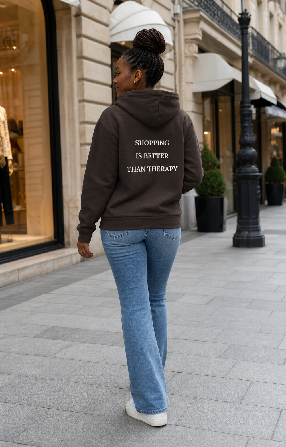 Model met Jovida hoodie donkerbruin #dark-chocolate #donkerbruin