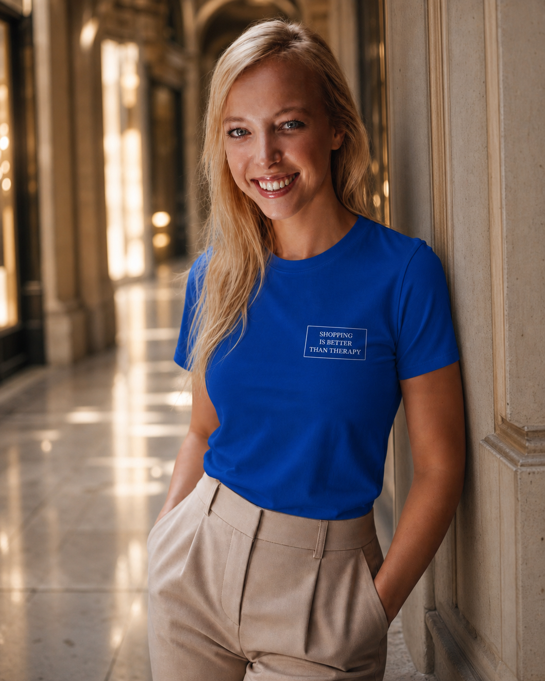 Model met Jovida T-shirt koningsblauw #true-royal #koningsblauw