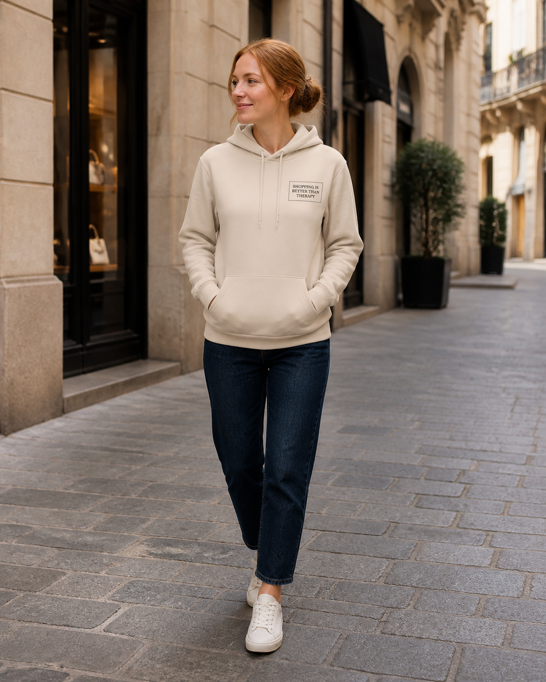 Model met Jovida hoodie zand #sand #zand
