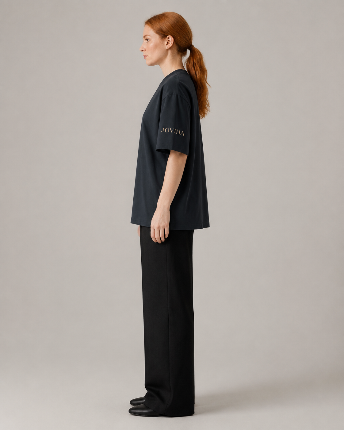 Model met oversized T-shirt, marineblauw — zijkant #french-navy #marineblauw