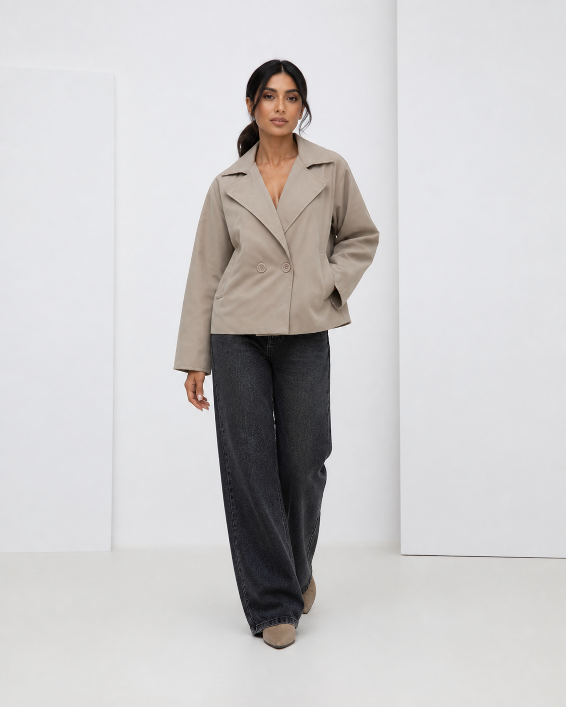 Model met korte mantel, taupe #taupe