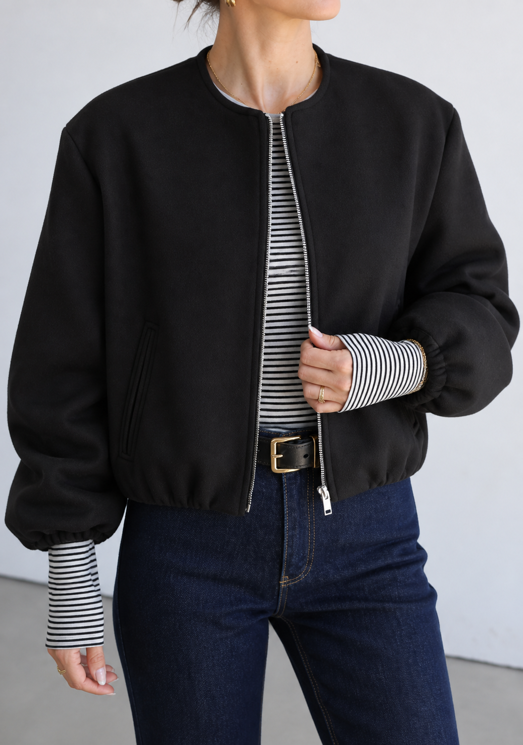 Cropped bomberjack met rits, zwart — tweede aanzicht #black #zwart
