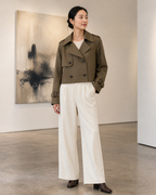 Cropped trenchcoat met dubbele knoopsluiting, bruin — tweede aanzicht #brown #bruin