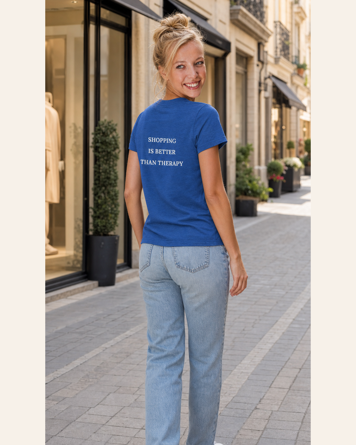 Model met Jovida T-shirt gemeleerd blauw #heather-true-royal #gemêleerd-blauw