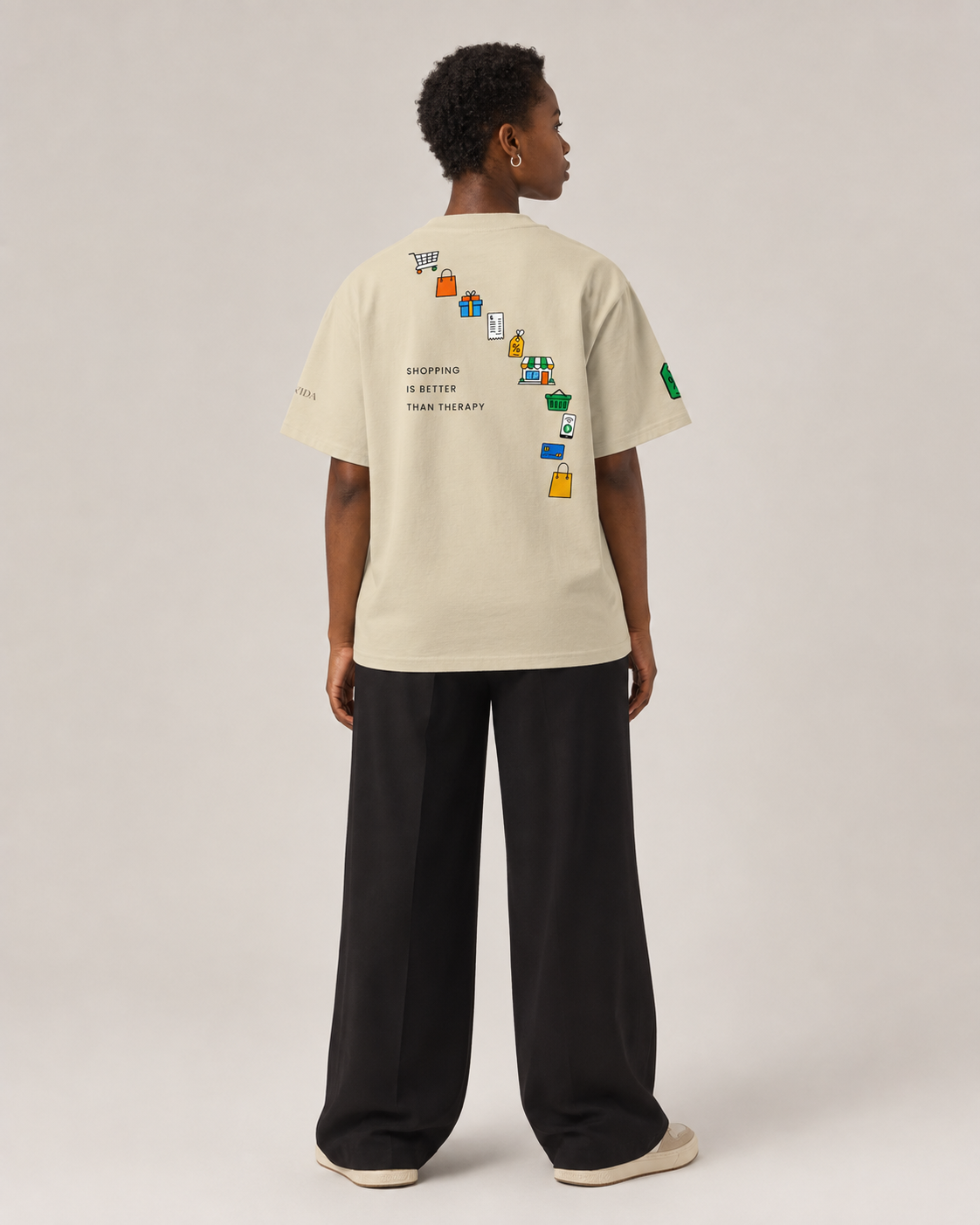 Model met oversized T-shirt, steengrijs — achterkant #stone #steengrijs