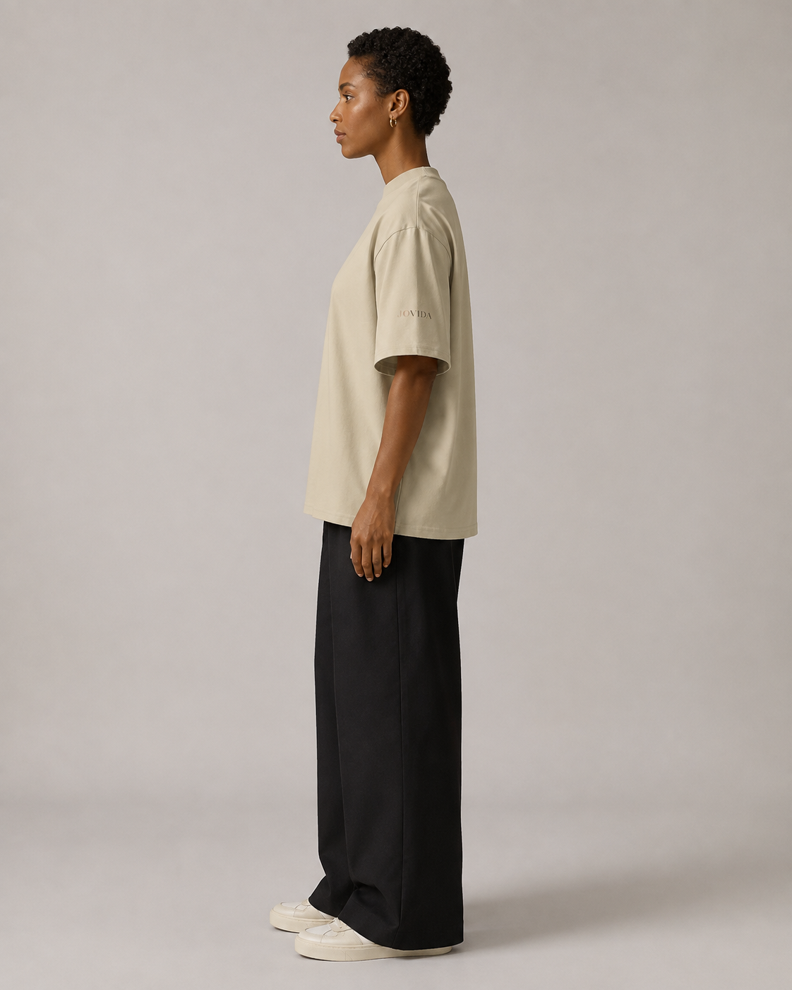 Model met oversized T-shirt, steengrijs — zijkant #stone #steengrijs