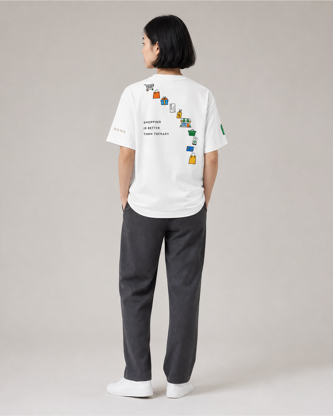 Model met oversized T-shirt, wit — achterkant #white #wit