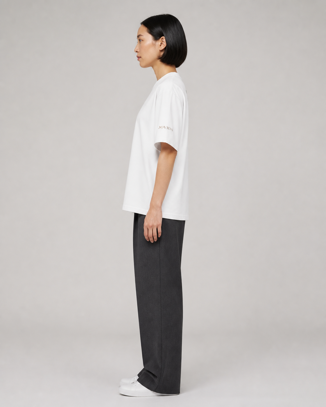 Model met oversized T-shirt, wit — zijkant #white #wit