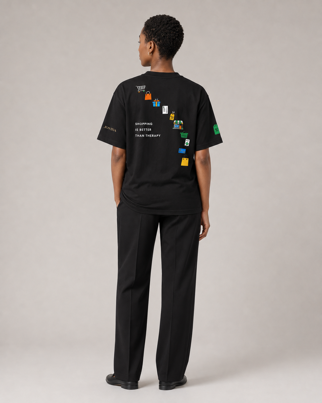 Model met oversized T-shirt, zwart — achterkant #black #zwart