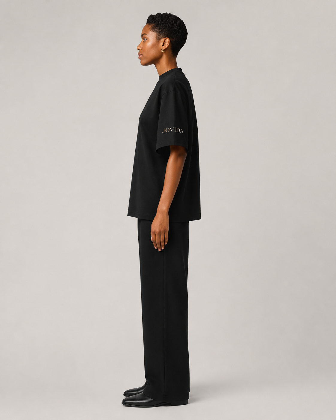 Model met oversized T-shirt, zwart — zijkant #black #zwart
